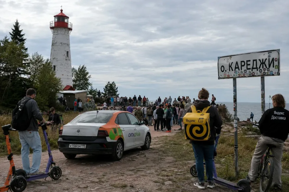 Из‑за подмены GPS‑координат и сбоев в мобильной связи многие петербуржцы неожиданно обнаруживают своё местоположение на необитаемом острове в Ладожском озере. Пользователи массово оставляют отзывы, шутят и генерируют иллюстрации воображаемой жизни на острове.