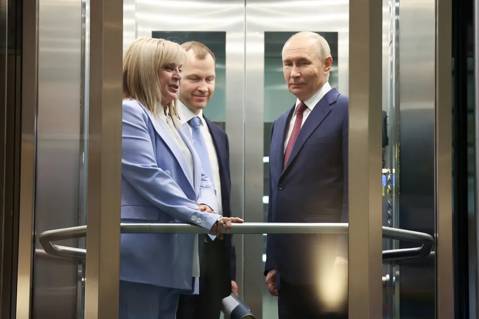 Ряд силовых структур предлагает президенту отложить или отменить сентябрьские думские выборы из‑за экономических трудностей и падения рейтингов. Против выступают представители политического блока администрации и часть гражданских чиновников; в Кремле обсуждение пока остаётся на уровне разговоров.