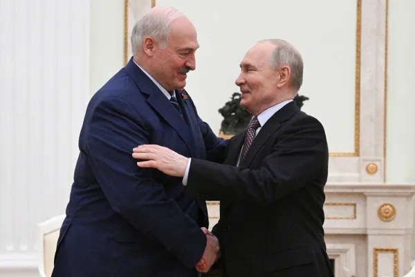 Президент Украины объявил о передаче нового мирного предложения Москве, подробности не раскрыты. В то же время по Запорожью нанесён удар беспилотниками: разрушены склады и офис, по информации спасателей — 15 раненых.