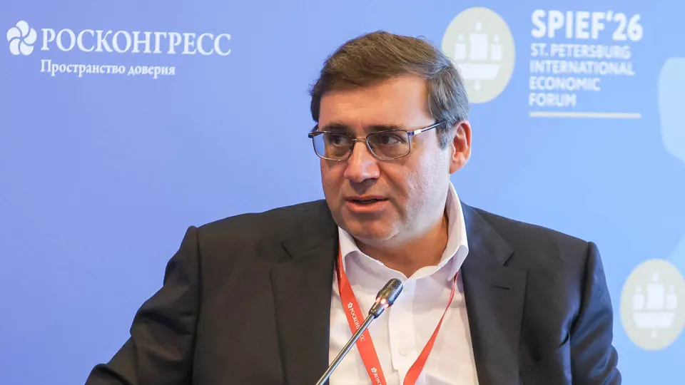 Сергей Швецов на ПМЭФ‑2026 сообщил, что динамика капитализации российского фондового рынка не соответствует целям президентского указа: вместо ожидаемого роста — относительная стагнация и снижение доли рынка в ВВП. Одной из ключевых проблем он назвал доверие к раскрытию информации.