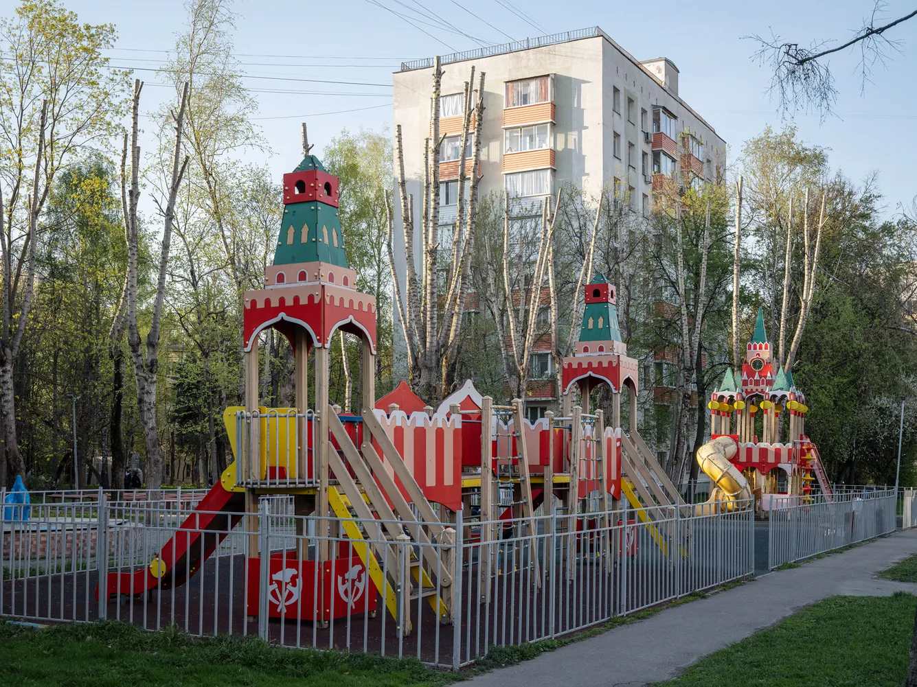 Тематические и патриотические мотивы всё чаще появляются на детских площадках: от кремлёвских миниатюр до надписей в честь Победы. Архитекторы и детский психолог объясняют, как такие решения влияют на игру и развитие ребёнка.