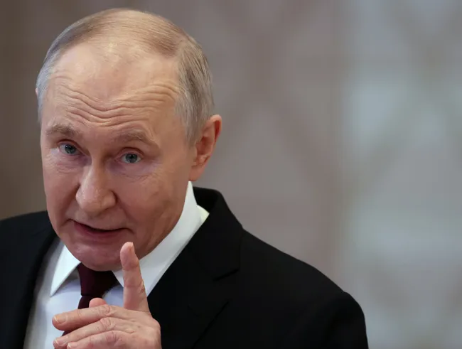 В 25‑минутном интервью президент заявил, что дефицит топлива есть, но он не критический; назвал меры по его устранению, отверг мирную инициативу Украины и высказался о переговорах в Анкоридже.