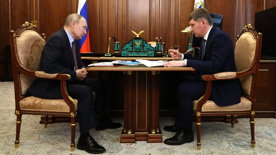 Президент потребовал запустить новый инвестиционный цикл и оценивать работу экономических властей по росту инвестиций. Министр не смог назвать сроки восстановления притока вложений: мешают бюджетная экономия, дорогие кредиты, слабая деловая уверенность и структурные проблемы в экономиках компаний.
