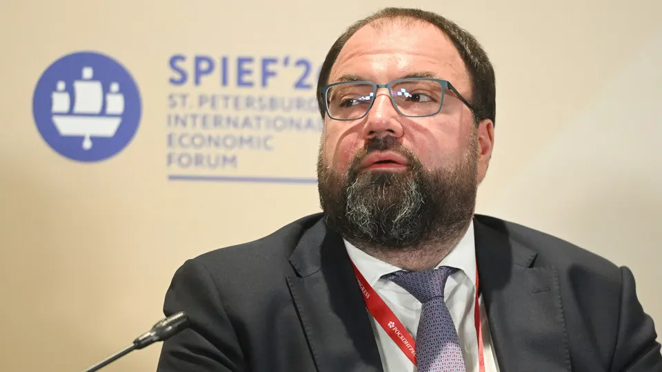 Глава Минцифры сообщил о планах внедрить механизмы возрастной идентификации на онлайн-платформах. Эксперты предупреждают о рисках утечек данных и неопределённости с форматом и расходами на внедрение.