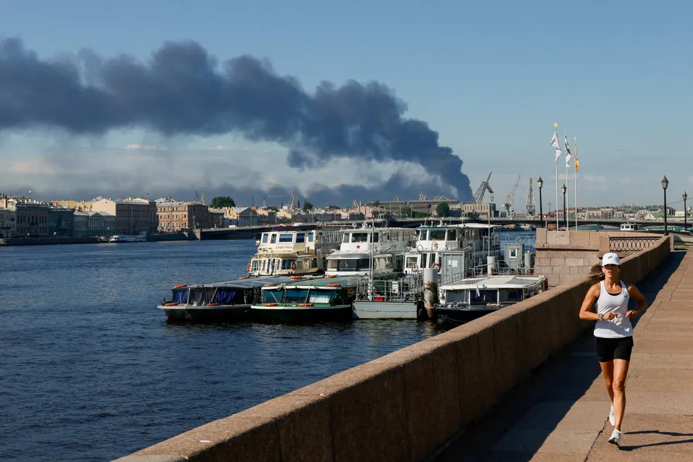 После ударов дронов по Санкт‑Петербургу и публичного обращения к Владимиру Путину Киев объединяет военные акции и дипломатические шаги, рассчитывая создать к осени окно для переговоров.