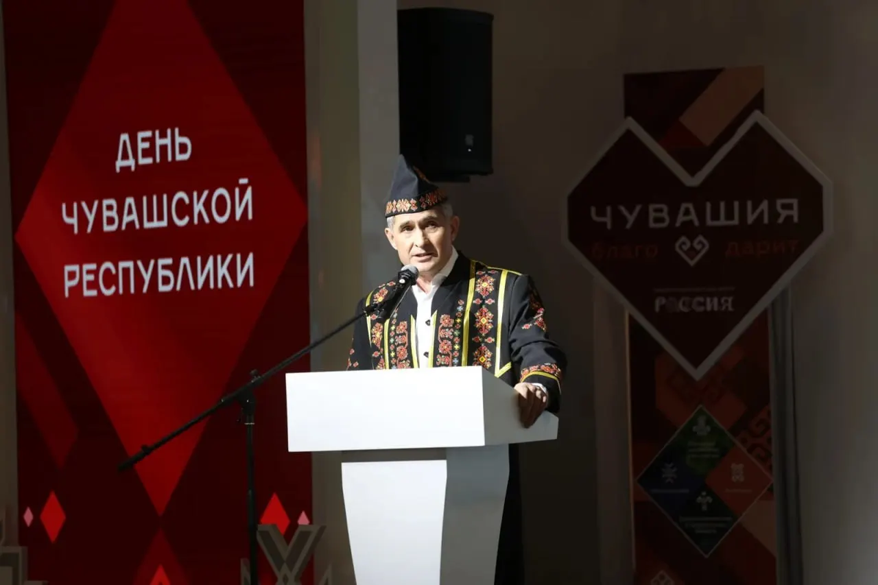 Праздничные концерты и программы в Чебоксарах прервали после сообщений об угрозе безопасности: людей вывели с площадок, доступ к ряду мест перекрыли, в одном из торговых центров проводилась проверка из‑за сообщения о минировании.