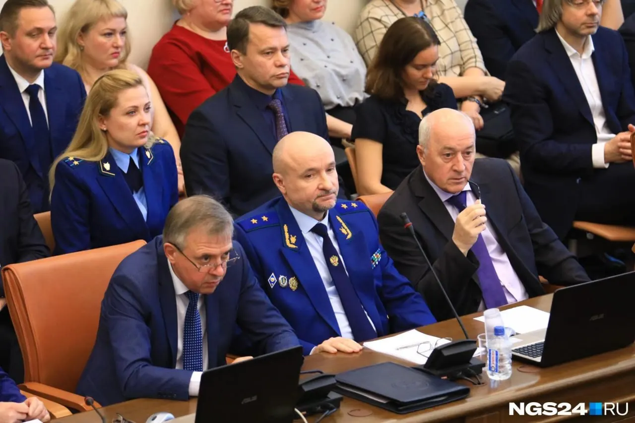 Распоряжение о его отставке подписано 1 июня. В правительстве Солодков курировал взаимодействие с силовыми структурами, вопросы призыва, мобилизации и защиты гостайны.