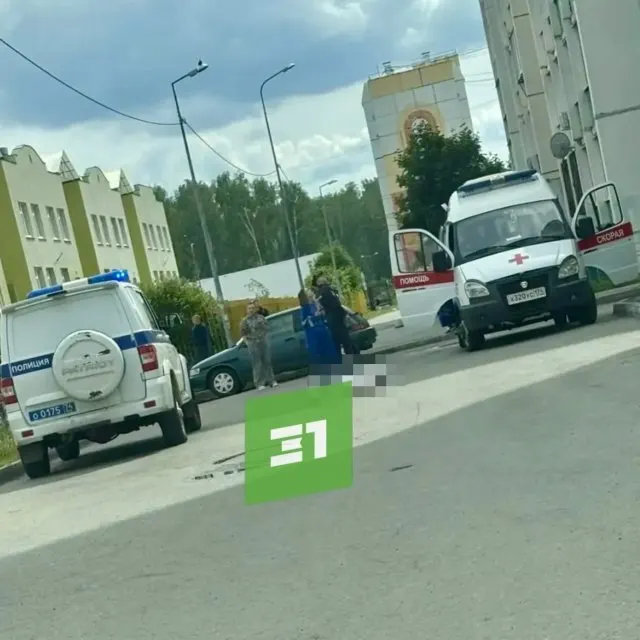 Возле девятиэтажного дома в районе Парковый нашли погибшую 15-летнюю девушку. На место прибыли скорая и полиция; в Следственном комитете сообщают, что данных о криминальном характере смерти нет, обстоятельства устанавливаются.