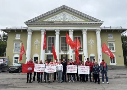 Администрация отказала в согласовании митинга в центре и пикета вечером, предложив альтернативную площадку на окраине; активисты, пришедшие к памятнику без символики, не обнаружили заявленных у него других мероприятий.
