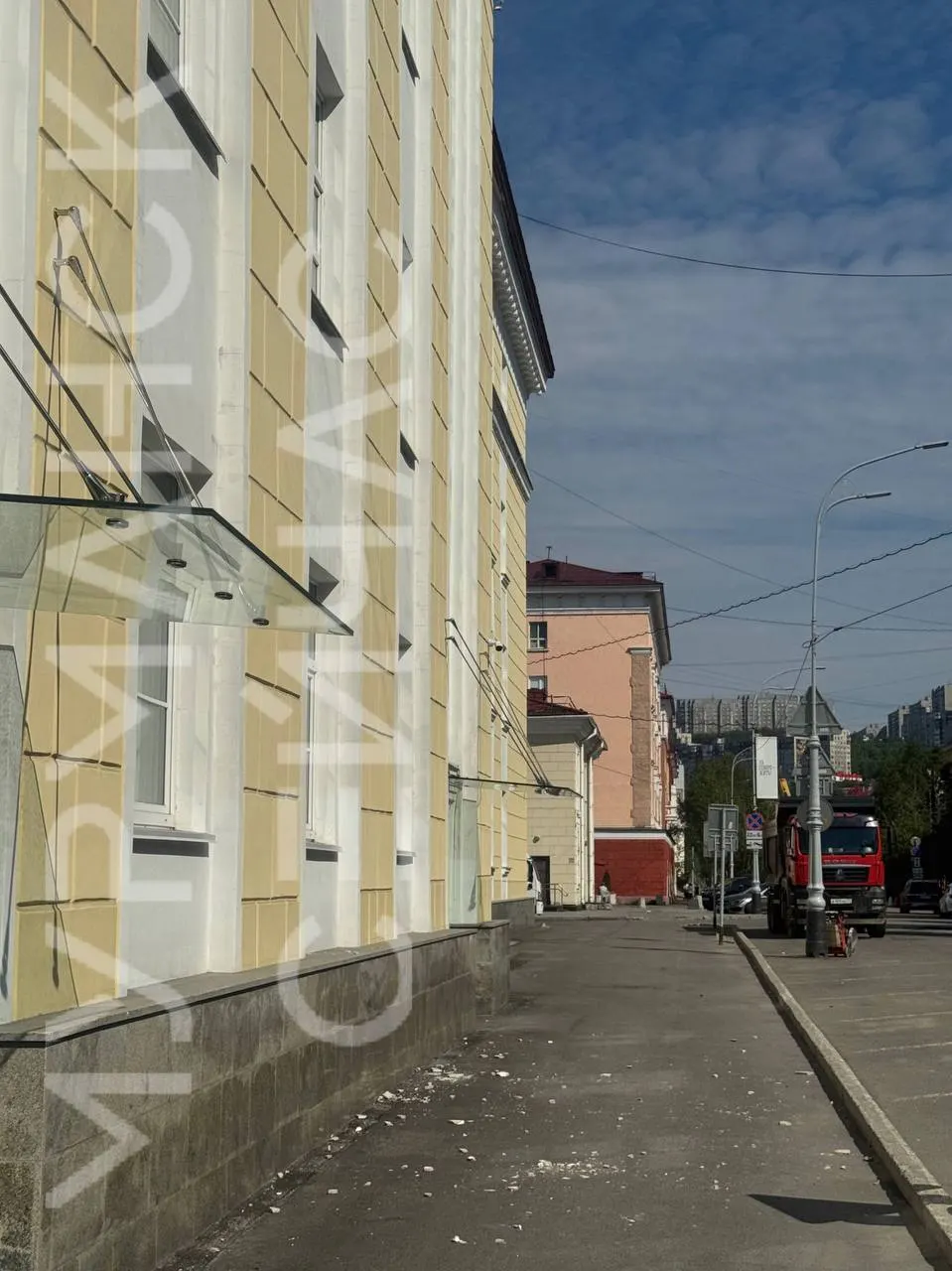 Часть облицовки здания регионального парламента, которую недавно обновили, начала осыпаться. Информации о пострадавших пока не поступало.