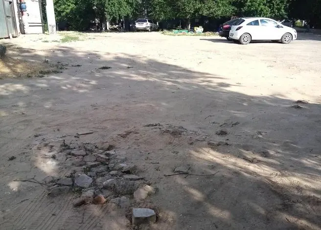 У поликлиники №30 в начале июня выписали сотни штрафов на общую сумму около 300 тыс. рублей — формально за парковку на «зеленой зоне», фактически на неухоженной грунтовой площадке.