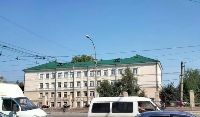Школу №47 в Кировском районе, построенную в 1940‑е годы, планируют отремонтировать до 1 сентября 2027 года. В регионе продолжаются капитальные и текущие ремонты, а также строительство и реконструкция нескольких образовательных учреждений.