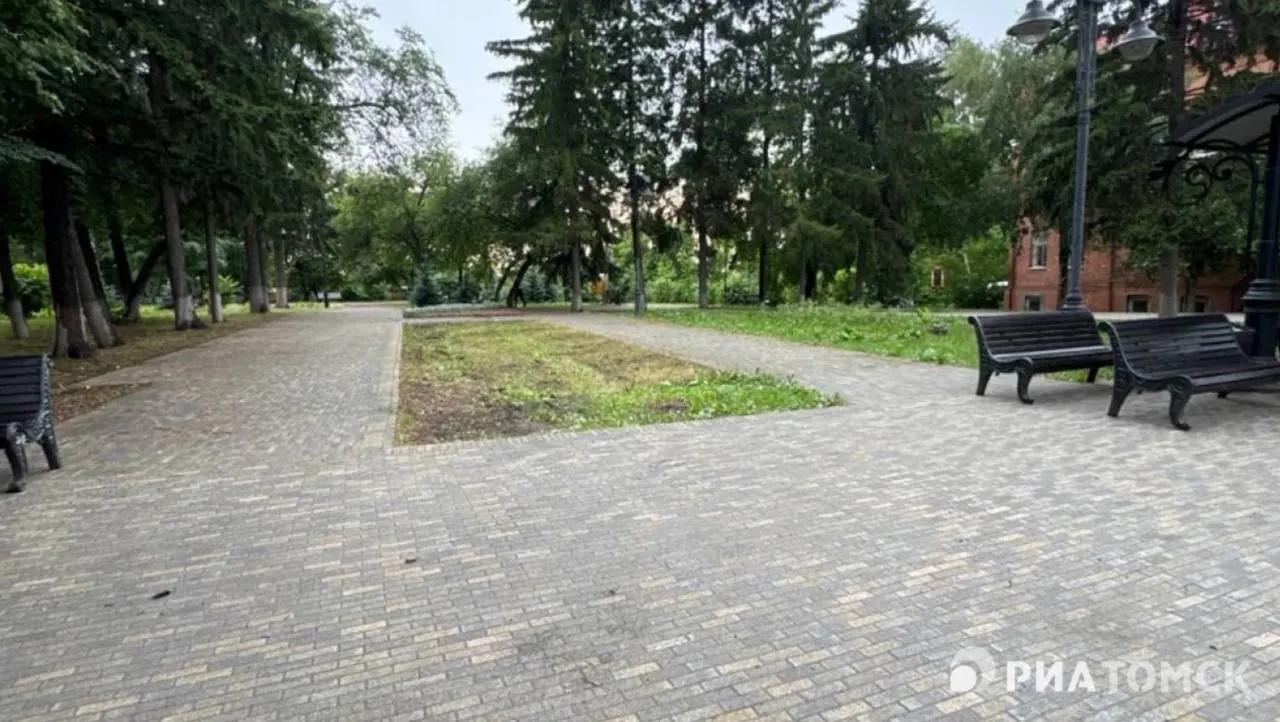 Забор вокруг Сквера памяти демонтировали, дорожки и скамейки частично восстановили, но Камень скорби и другие мемориалы жертв политических репрессий на место не вернулись.