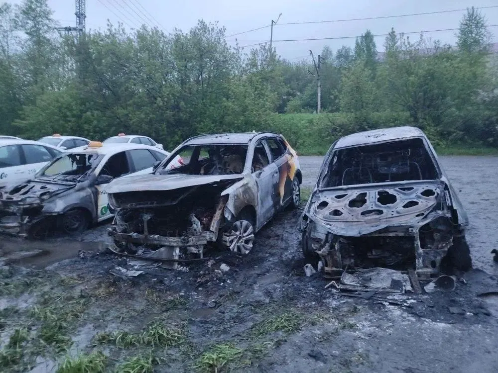 Ночью 31 мая в Шерегеше сгорели три автомобиля такси. По информации от директора Ассоциации таксопарков, это уже третий подобный случай за два года. Ущерб оценивают примерно в три миллиона рублей; владельцы готовят обращения в полицию, прокуратуру и, при необходимости, в ФСБ.