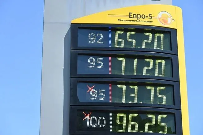 Власти Сочи провели проверку работы заправок курорта после публикаций блогеров о возможном дефиците топлива. Всего в городе функционируют 59 автозаправочных станций.