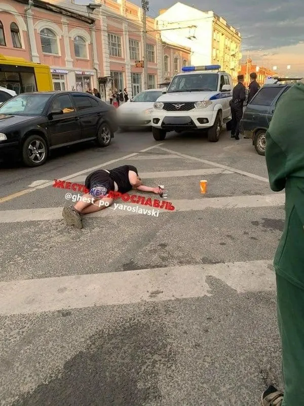 В центре Ярославля появилось фото мужчины, лежащего на асфальте; свидетели говорят о стычке с группой молодых людей и ударе по лицу у девушки. Состояние пострадавшего уточняется.