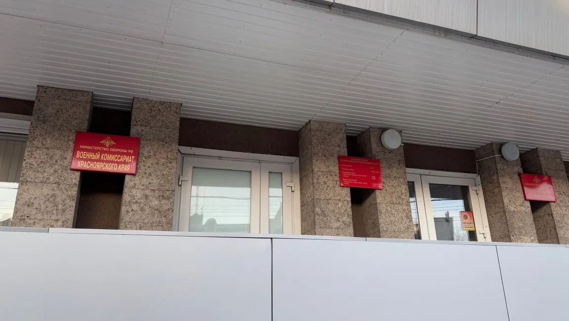 Росреестр заблокировал сделку по продаже квартиры: один из совладельцев, 22‑летний сын, не был на воинском учёте. После постановки на учёт и прохождения медкомиссии ограничение обещают снять.