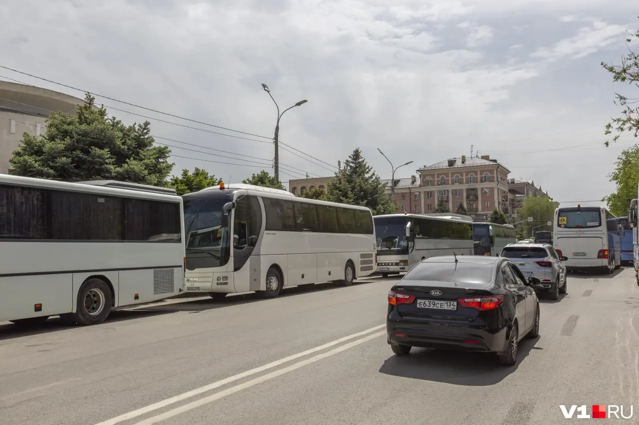 Из‑за введения платных стоянок экскурсионные автобусы лишились зон для остановки: их оставляют вдоль улицы Советской, перегружая проезжую часть и вынуждая высаживать туристов и школьные группы в небезопасных местах. Музей потребовал от властей устранить возникший транспортный коллапс.