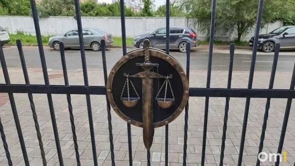 Участковый приехал на вызов в село Хорошки Павлоградского района; пьяный мужчина схватил колун и замахнулся на полицейского. Возбуждено уголовное дело по ч. 1 ст. 318 УК РФ.