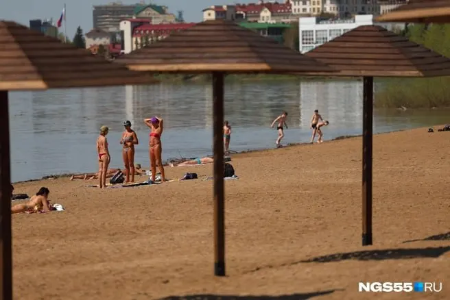 В пробах песка и воды на Центральном пляже Омска выявили личинки паразитов и превышение по кишечной палочке; Роспотребнадзор направил предостережение местным службам.