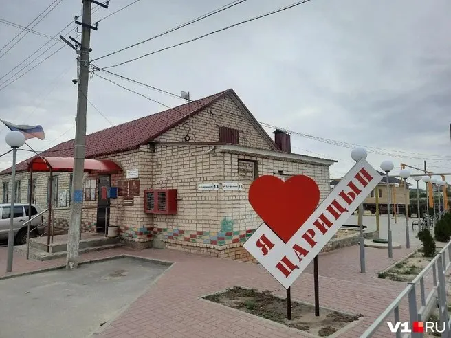 В Городищенском районе Волгоградской области жители поселка Царицын остались без воды накануне резкого потепления. Власти проводят анализы из новой скважины, а местные говорят о возможной коррупции.