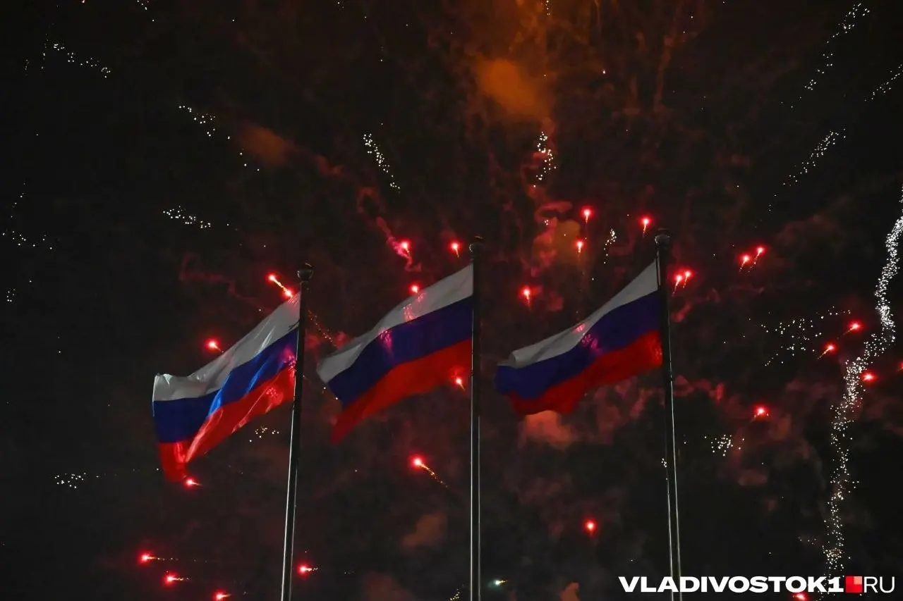 На центральной площади — концерты, мастер‑классы, спортивные соревнования и тематические зоны, оформленные по мотивам слова «Родина». Мероприятие организует администрация города.