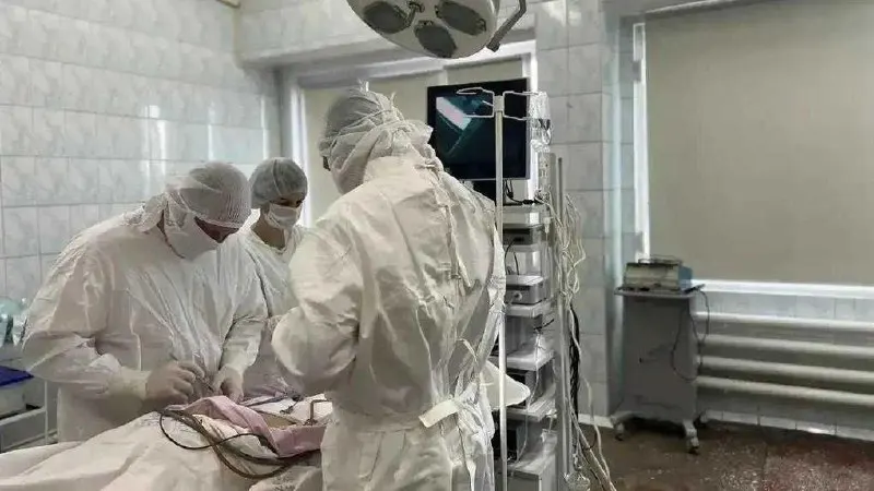 В ГКБ №1 омские хирурги удалили повреждённый участок тонкой кишки, сопоставили её концы и укрепили брюшную стенку покрытой сеткой. 62‑летний пациент выписан в удовлетворительном состоянии.