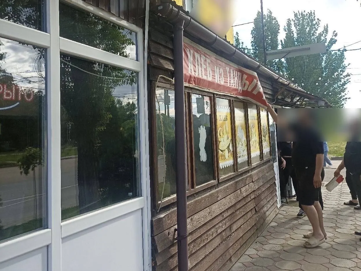 Суд приостановил деятельность пекарни в Энгельсе на месяц после проверки, которая выявила, что в цехе на приготовлении пищи работал гражданин Узбекистана. Приставы опечатали двери и демонтировали вывеску; владельца предупредили о наказании за досрочное открытие.