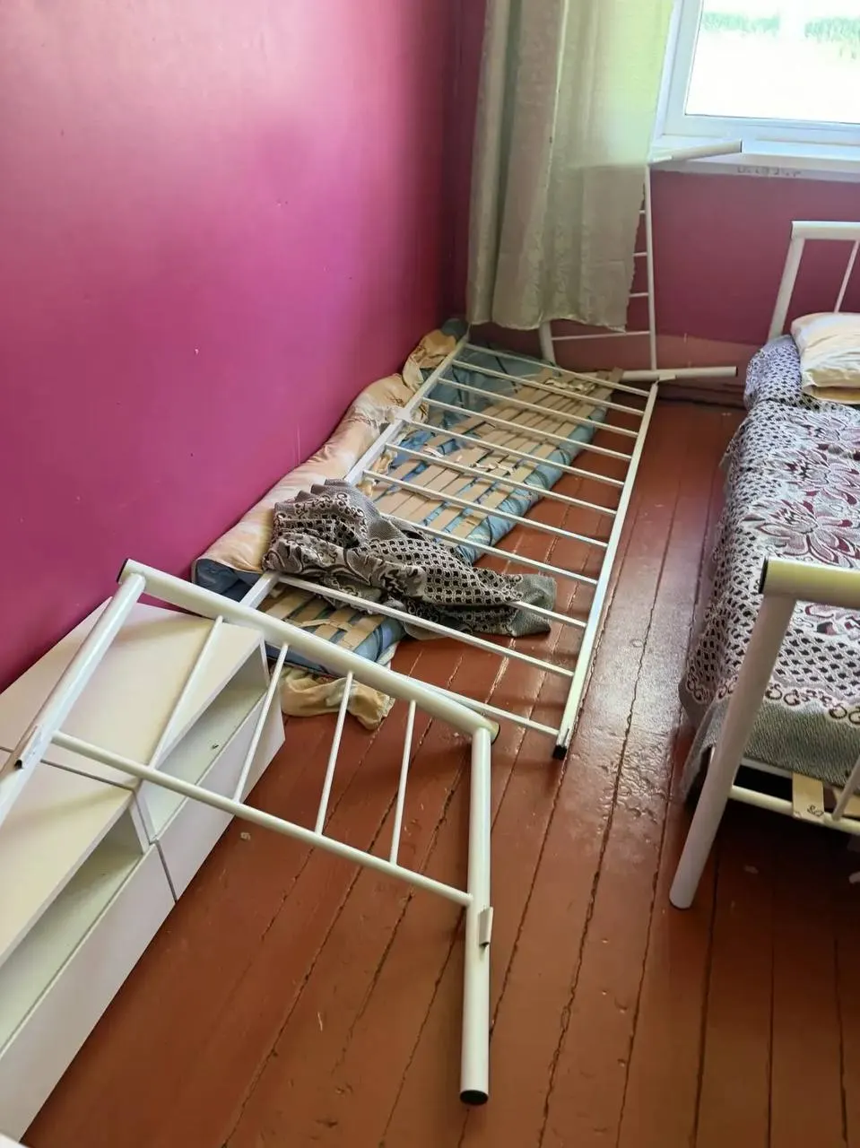 Ночью 21 июня в лагере «Орлёнок» на озере Чагытай неизвестный мужчина прорвался в спальные корпуса: родители сообщают, что он ломал вещи, избил 12-летнего ребёнка и тянул девочку за волосы. Очевидцы утверждают, что охраны на месте не было; официальных комментариев пока нет.