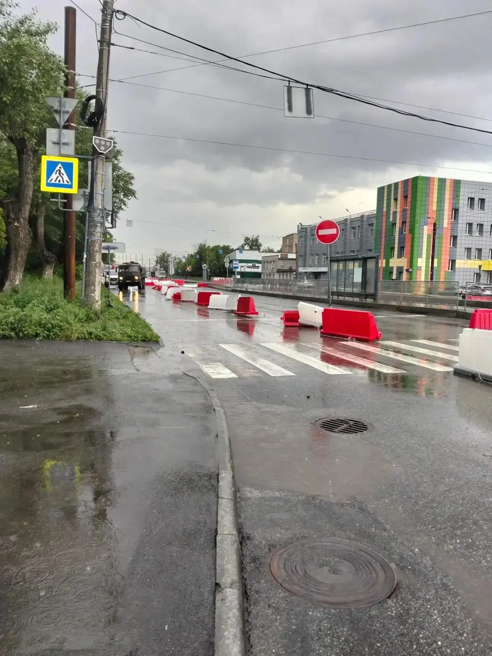 Коммунальные бригады устранили подтопления на Крылова, Валдайской, Бажова, Братьев Кашириных, Комсомольском проспекте и других участках города.