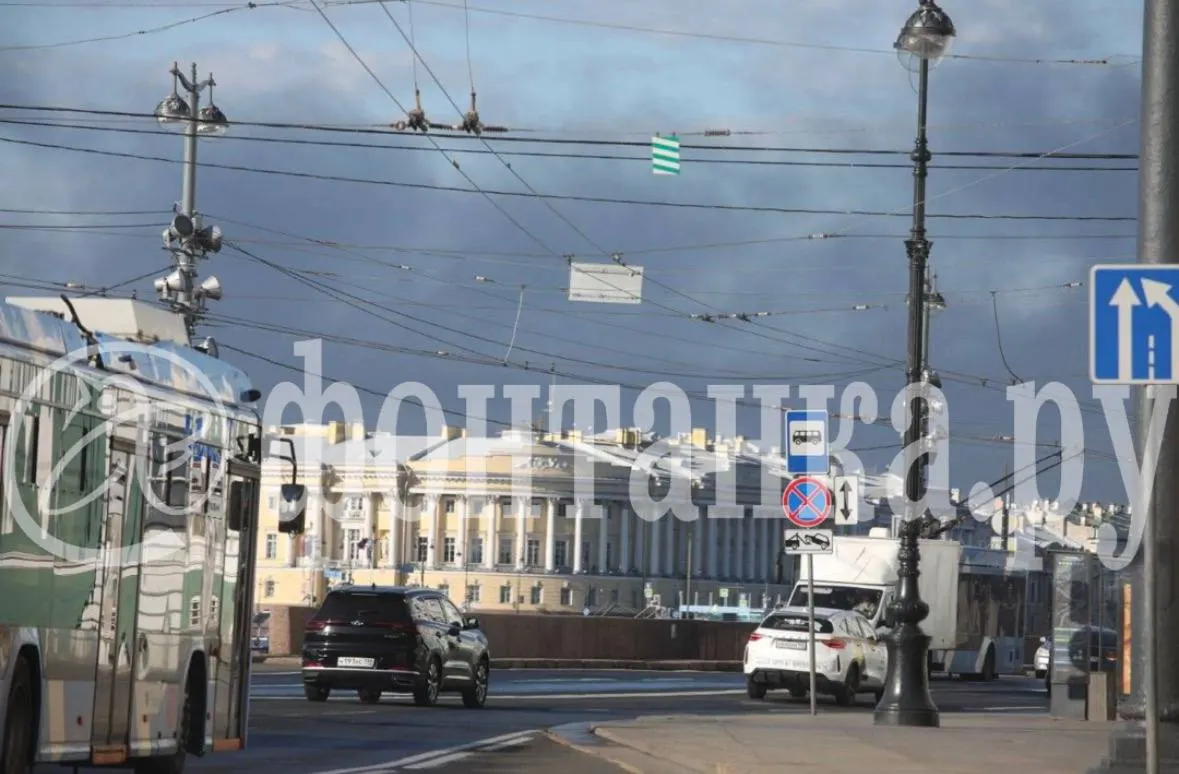 Над городом заметен сильный дым. Дороги в основном свободны, интернет постепенно восстанавливается, в Пулково отменены и задержаны рейсы.