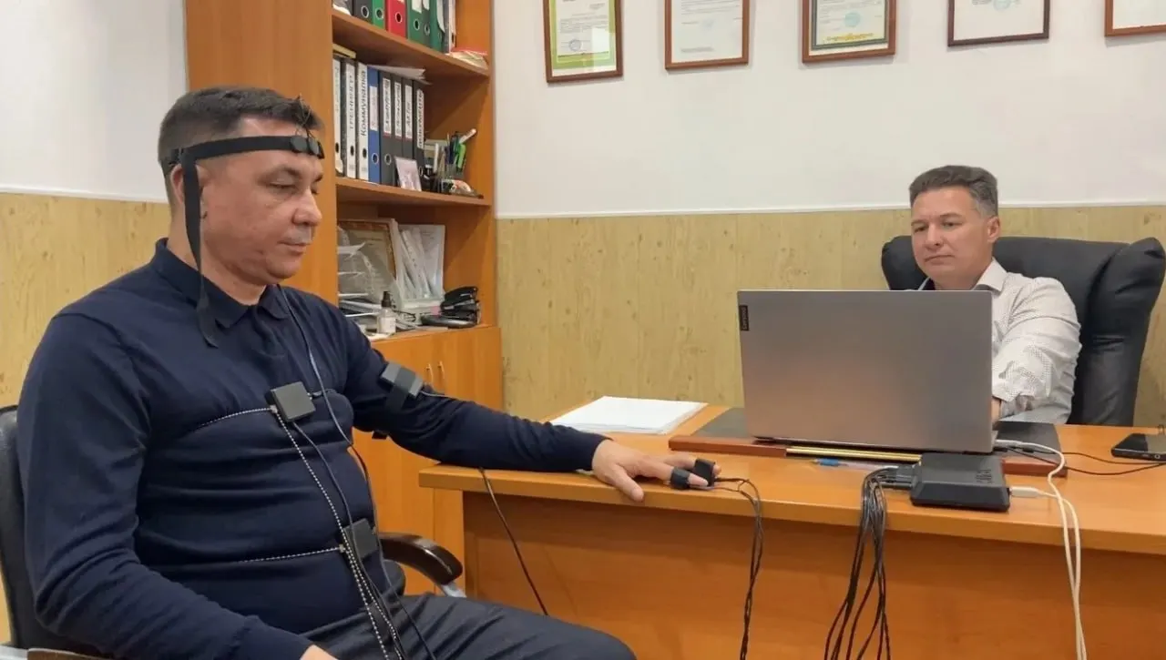 Бывший депутат заявляет, что партийное руководство требовало отказаться от участия в выборах и пригрозило снятием и уголовным преследованием; в мае он подал в суд после исключения из КПРФ.