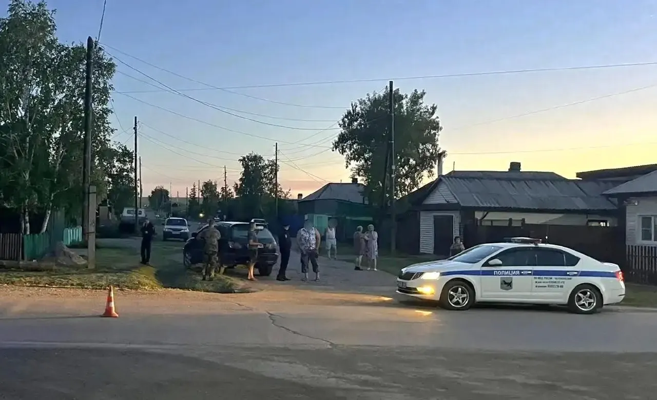 Ребёнок на велосипеде выехал на дорогу и был сбит автомобилем; пострадавшую госпитализировали. По факту ДТП проверяют водителя и родителей ребёнка.