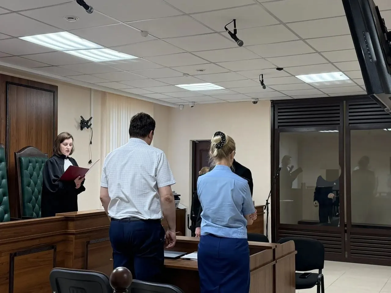Одного из подростков задержали на два месяца — меру пресечения избрали до 11 августа. Второго участника дела рассматривают в суде, следствие проводит проверки обстоятельств нападения, в результате которого девочку заманили за гаражи, избили и зарезали.