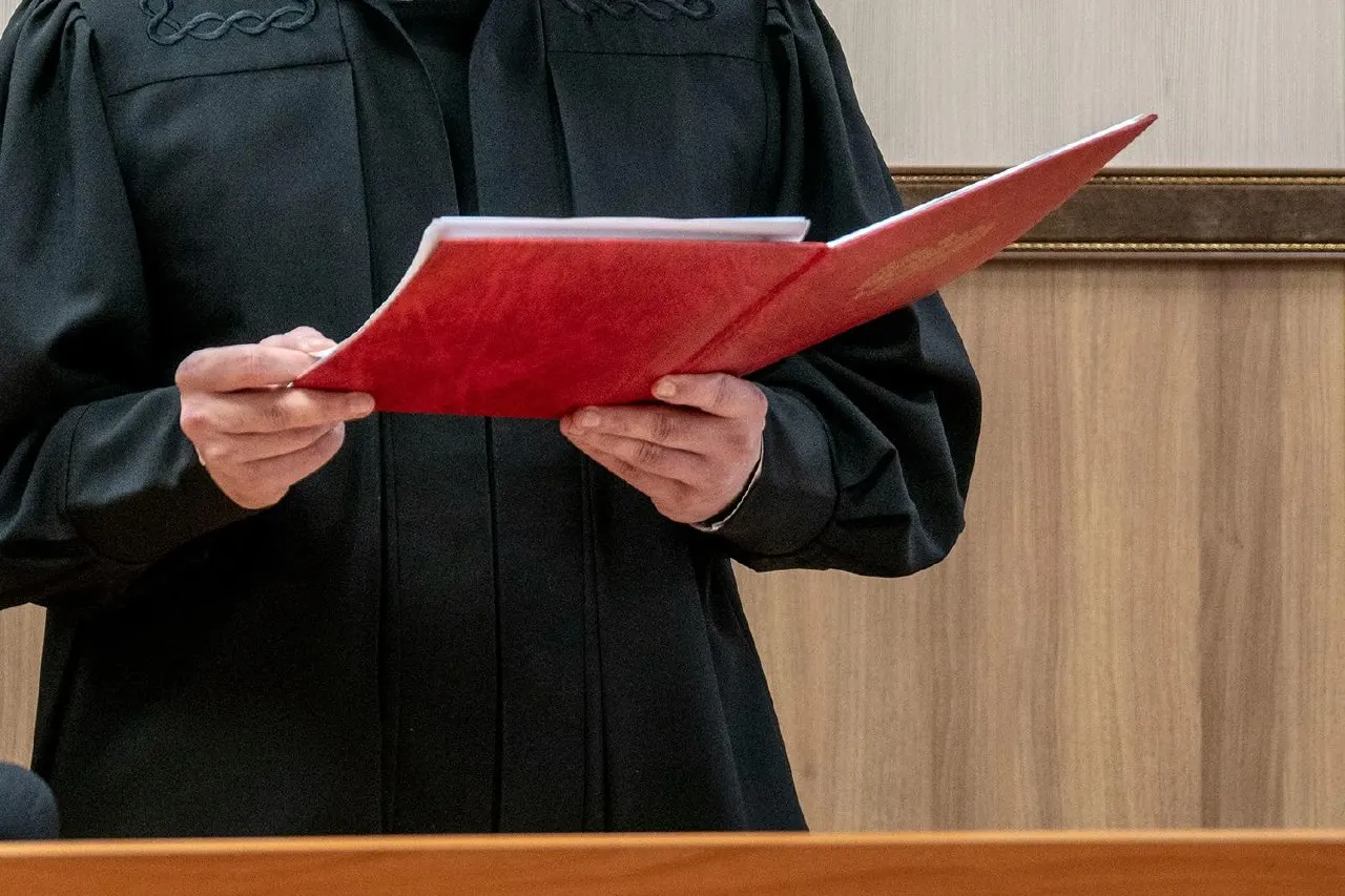 Суд подтвердил штраф в 20 тыс. рублей после проверки прокуратуры и ГИБДД: на улицах обнаружили скользкие накаты, сугробы у пешеходных переходов и неубранный рыхлый снег на тротуарах.