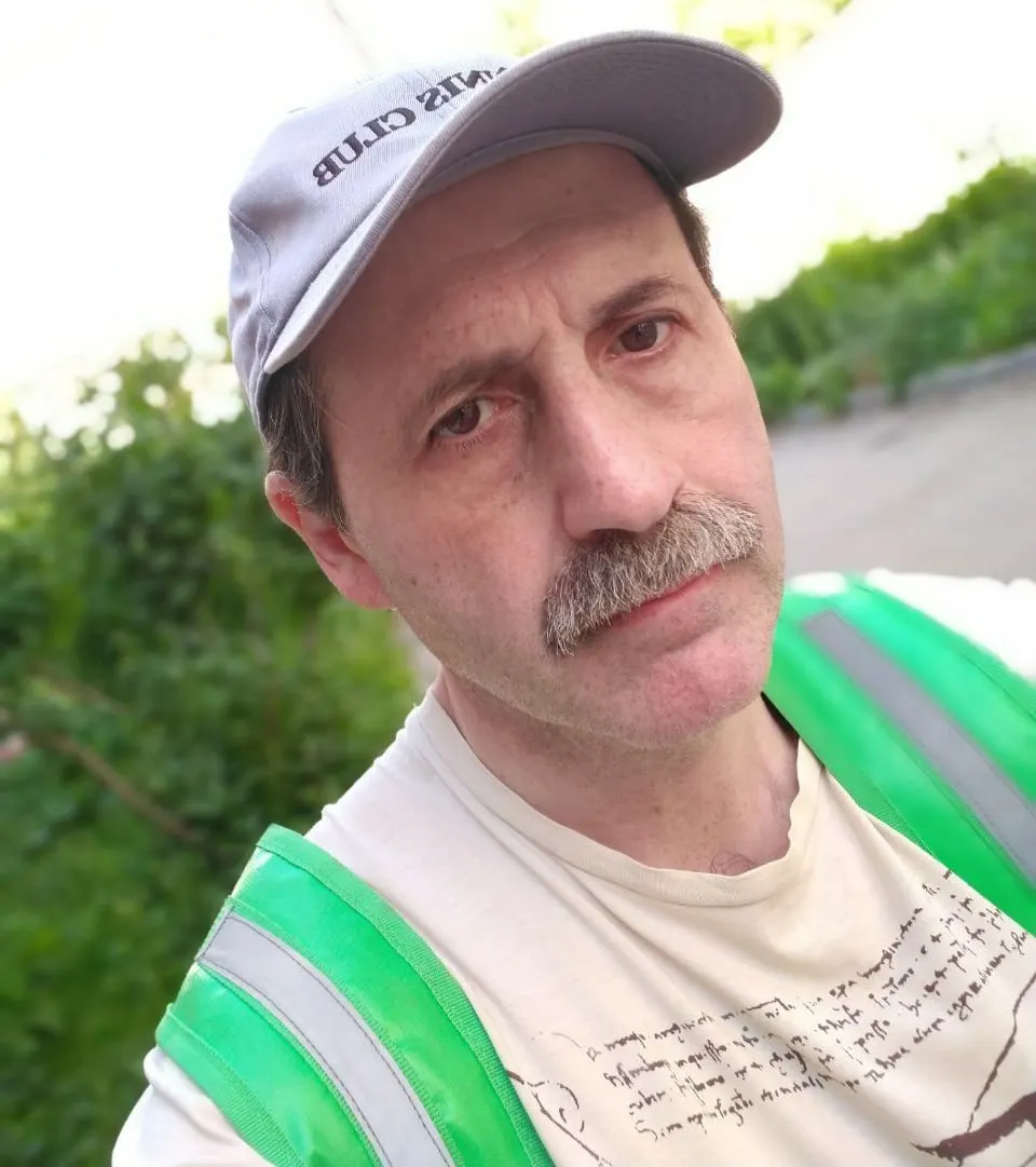 Активист и автор проекта помощи политзаключенным рассказал, что его аккаунт в приложении доставки отключили по запросу службы безопасности; ранее его штрафовали по статье о дискредитации армии.