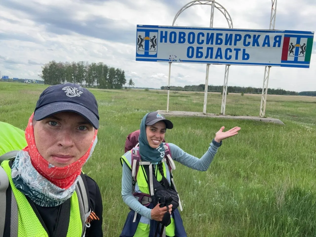 Московская пара, идущая пешком до Владивостока, завершила 138-й день пути, пересекла границу Новосибирской области и продолжила маршрут, несмотря на рекомендации врача.