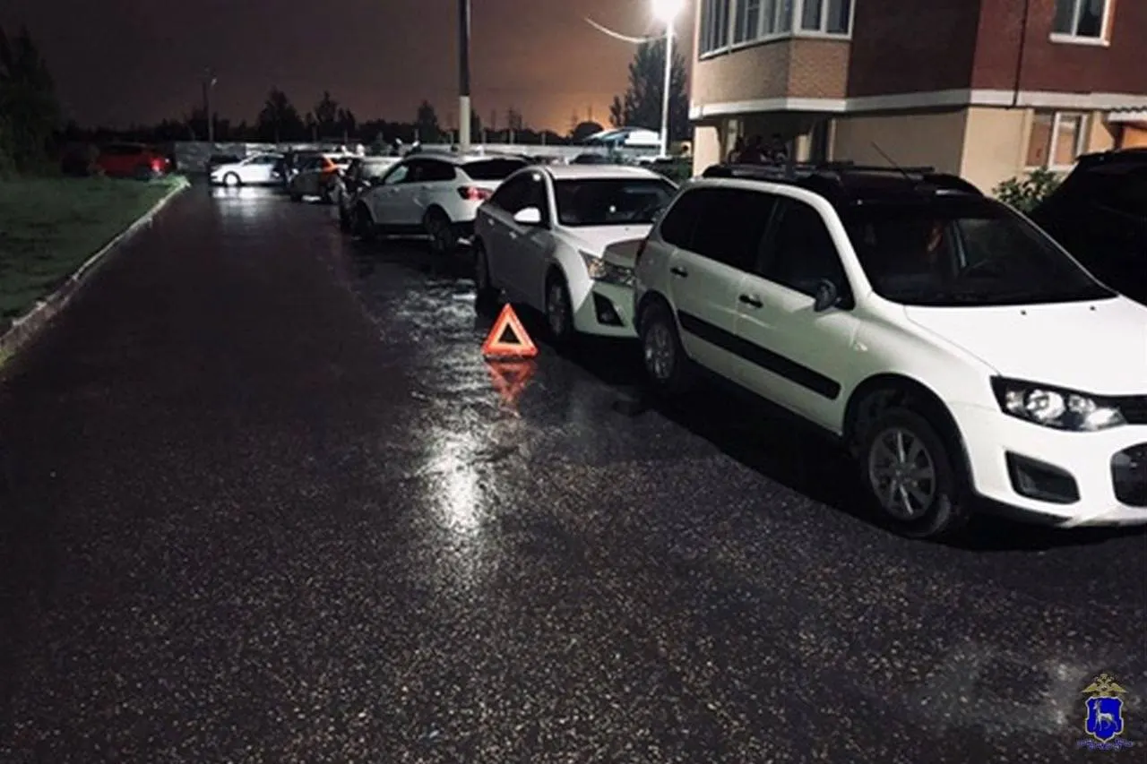 В жилом районе Тольятти водитель Kia Cerato врезался в Volkswagen Polo, женщина, вышедшая из машины, попала под колёса. После столкновения Kia продолжила движение и задела ещё три припаркованных автомобиля. Водитель отказался от медосвидетельствования.