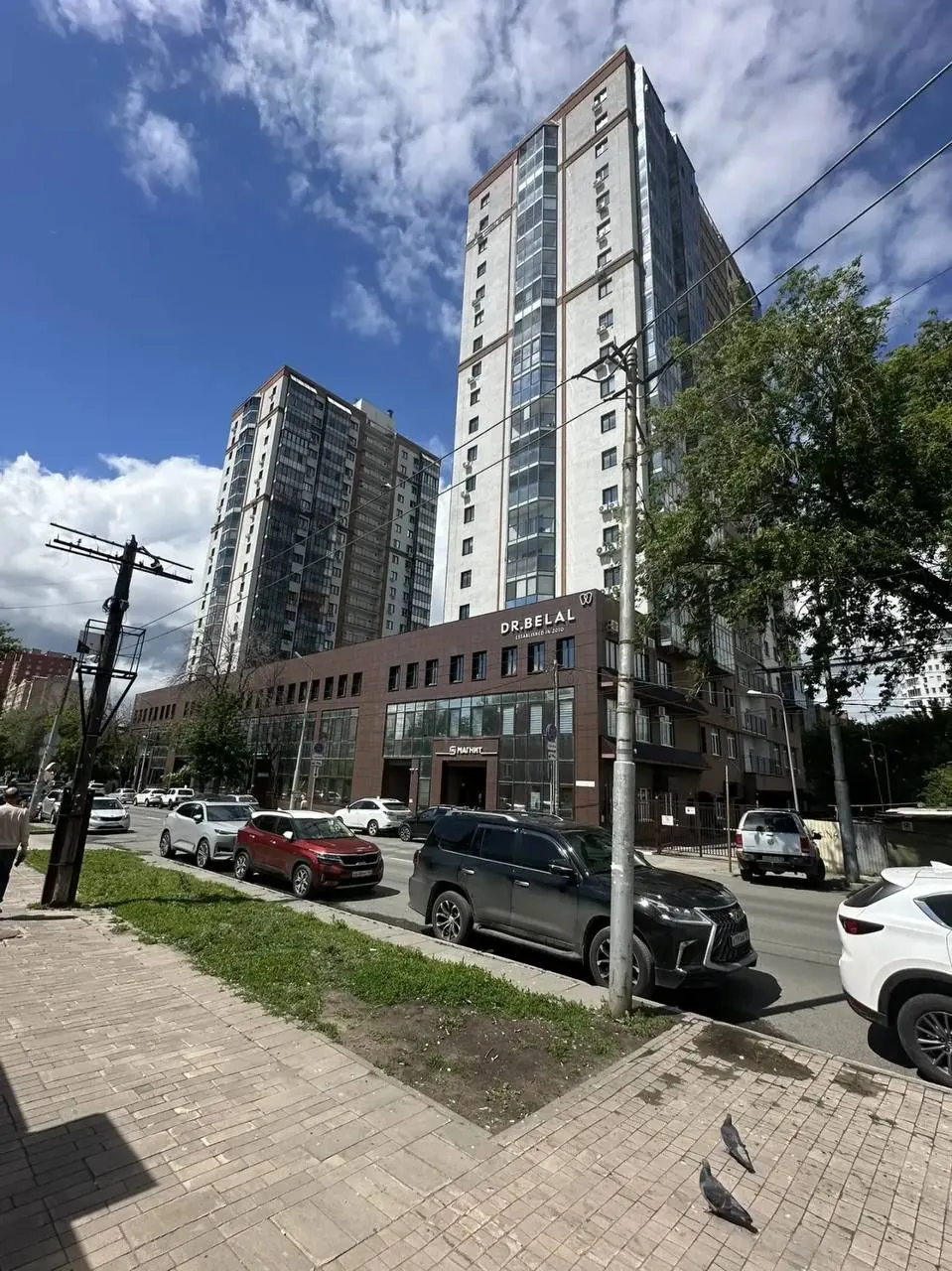 Собственники квартир дома на ул. Буянова, 120 заявляют, что исполнение судебных актов по демонтажу двух кабельных линий 6 кВ может привести к полному отключению электроснабжения и создать угрозу для проживания.