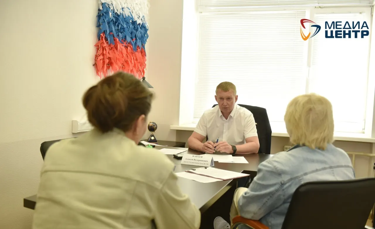 Соседи дома на проспекте Победы обеспокоены планами застройщика снести бывший детский сад и возвести многоэтажный дом с большой парковкой — более 300 подписей направлено властям.