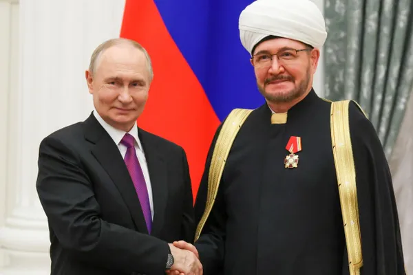 Суд признал, что картины в кабинете Дамира Мухетдинова могли формировать негативное отношение по национальному или религиозному признаку. Мухетдинов снял одну из картин; дело рассматривают на фоне недавних задержаний мусульманских деятелей.