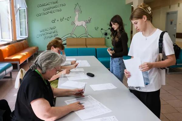 После ЕГЭ по русскому возникли жалобы на опечатку в задании и на подбор экзаменационных текстов — Рособрнадзор признал опечатку и сообщил, что несоответствий темам не обнаружено.