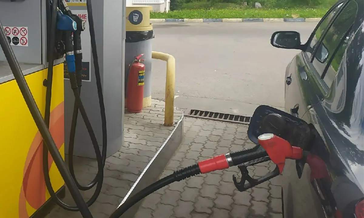 Власти республики заявили, что дефицита топлива нет: перебои в отдельных районах связаны с логистикой. Для двух АЗС согласована поставка из другого региона, чтобы обеспечить жителей перед выходными.