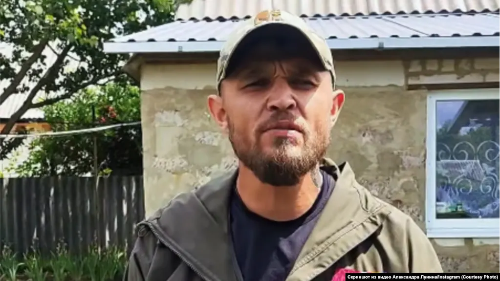 Александр Лунин опубликовал видеообращение к президенту, утверждает, что передаёт послание от представителей военных и силовых структур, и предупреждает о возможных действиях армии при отсутствии встречи.