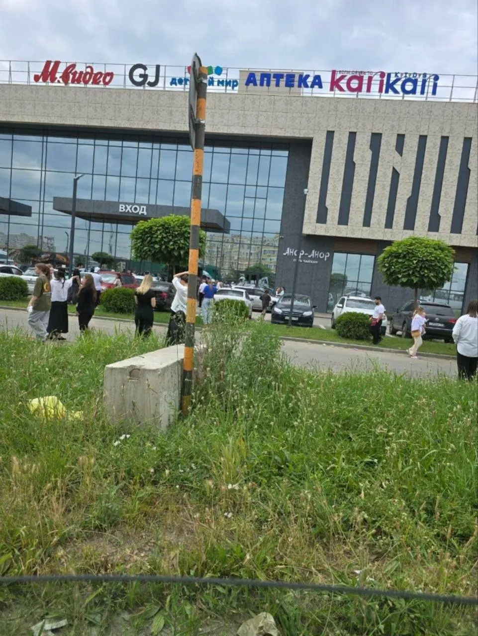 В торговом центре West Mall в Краснодаре двое молодых людей напали на посетителей МФЦ с холодным оружием. Одна женщина погибла, несколько человек ранены, оба нападавших задержаны.