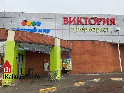 После закрытия супермаркета на реконструкцию жители района столкнулись с нехваткой торговых точек: часть магазинов ранее закрылась, и теперь людям приходится ездить за покупками в другие районы. Власти подтверждают проблему, но не могут обязать частных собственников открыть магазины.