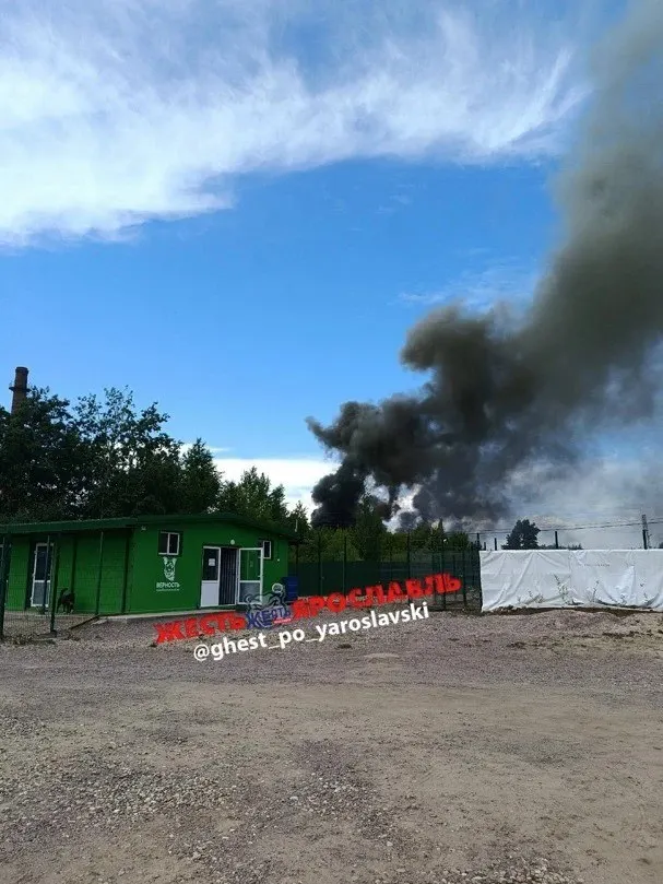 По данным МЧС, в Фрунзенском районе загорелось складское помещение рядом с Торговой площадью — предварительно площадь возгорания около 150 кв. м.
