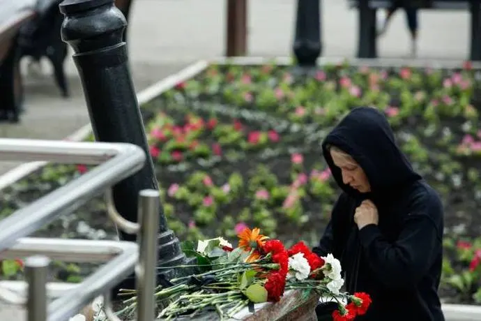 Горожане приносят цветы у храма после аварии 10 июня: в трагедии погибли четыре человека, среди них спортсмен и семья с ребёнком.