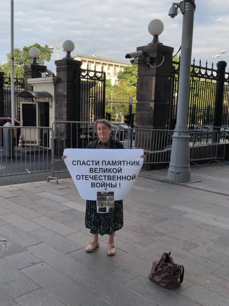 Председатель новосибирского общества охраны памятников провела одиночный пикет в Москве, требуя присвоить охранный статус всему комплексу Военного городка начала XX века.