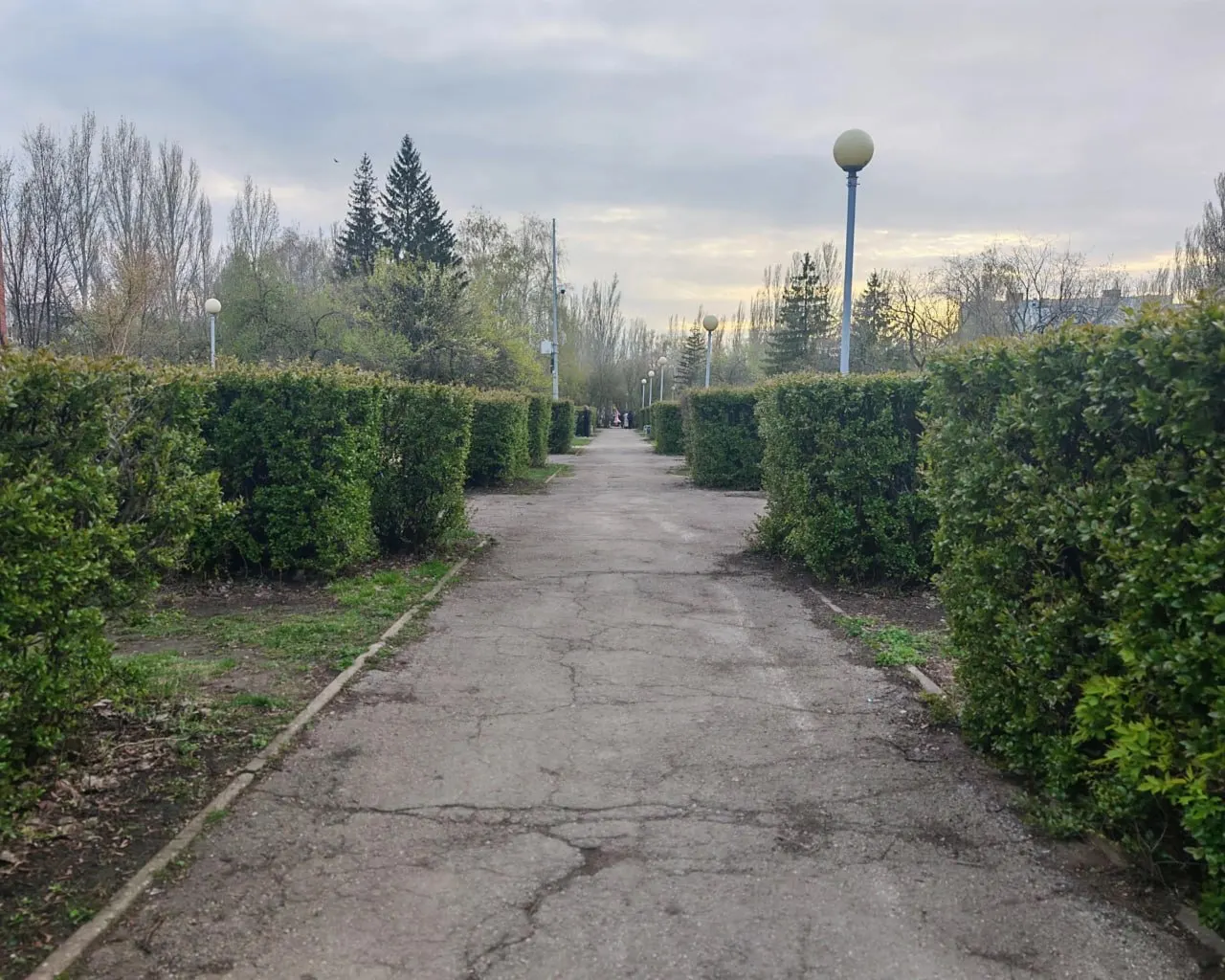 Сквер в пятом квартале набрал 23 900 голосов и вошёл в тройку лидеров федеральной программы по формированию комфортной городской среды; планируется обновление покрытия, новые фонари, скамейки, беседки, детский и спортивный комплексы и летний кинотеатр.
